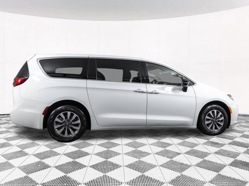Used 2024 Chrysler Pacifica Limited FWD image 22