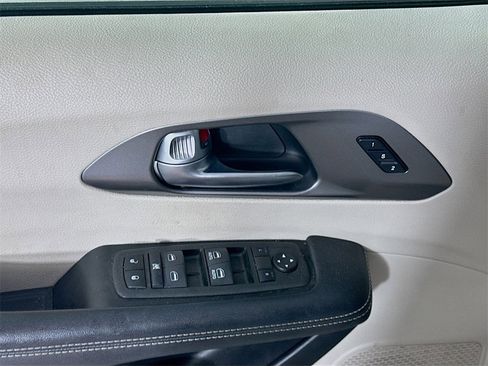Used 2022 Chrysler Pacifica Touring-L image 27