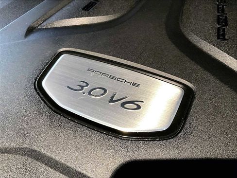 Used 2023 Porsche Cayenne Platinum Edition image 34