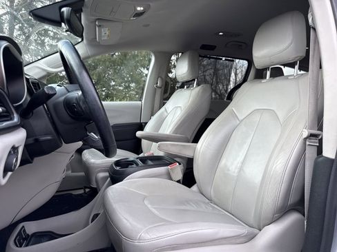 Used 2017 Chrysler Pacifica Touring-L w/ Tire & Wheel Group image 18