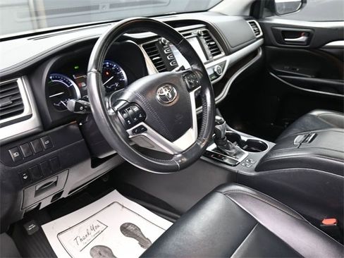 Used 2019 Toyota Highlander XLE image 14