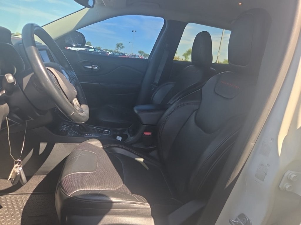 Used 2019 Jeep Cherokee Trailhawk AWD/4WD image 8