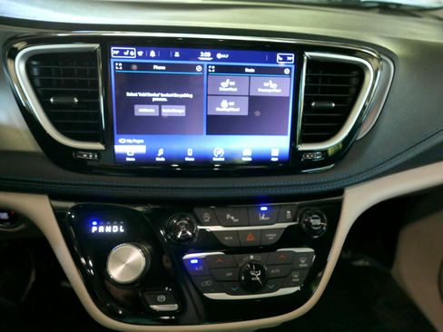 Used 2021 Chrysler Pacifica Touring-L image 16