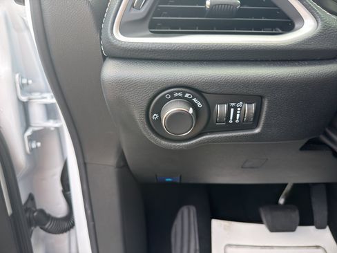 New 2027 Chrysler Pacifica Select FWD image 17
