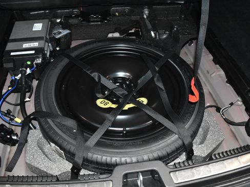 Used 2022 Volvo XC60 B5 Momentum image 31