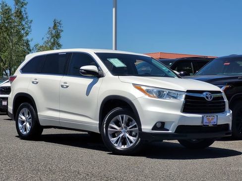 Used 2014 Toyota Highlander Plus FWD image 2