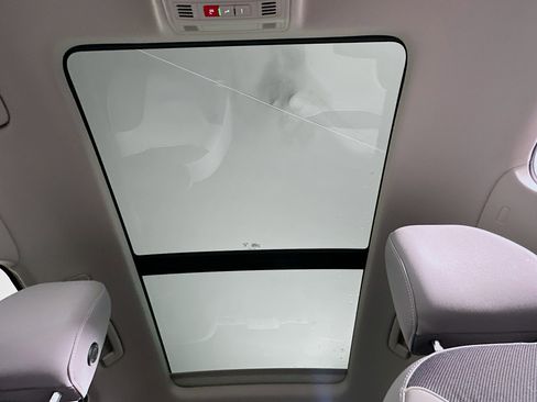 Used 2024 Volkswagen Taos SE image 25