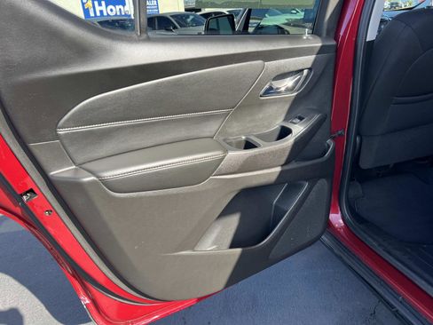 Used 2021 Chevrolet Traverse LT image 19