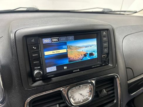 Used 2014 Chrysler Town & Country Touring FWD image 31