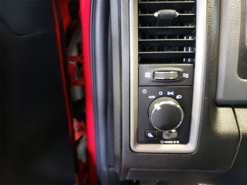 Used 2018 RAM 2500 Tradesman w/ Chrome Appearance Group image 28