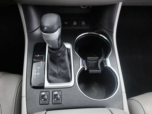 Used 2017 Toyota Highlander XLE AWD/4WD image 18