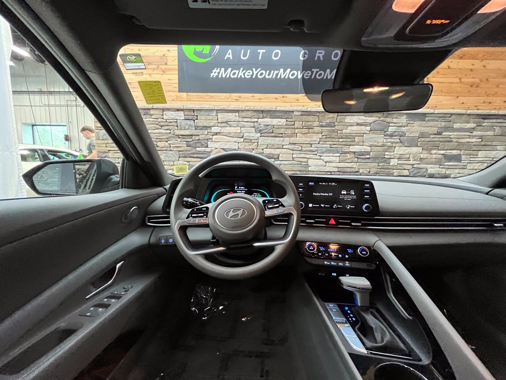 Used 2025 Hyundai Elantra Hybrid FWD image 23