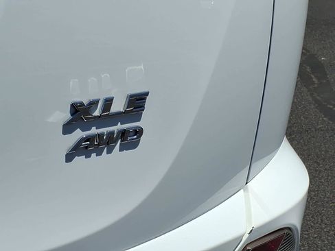 Used 2018 Toyota RAV4 XLE AWD/4WD image 12