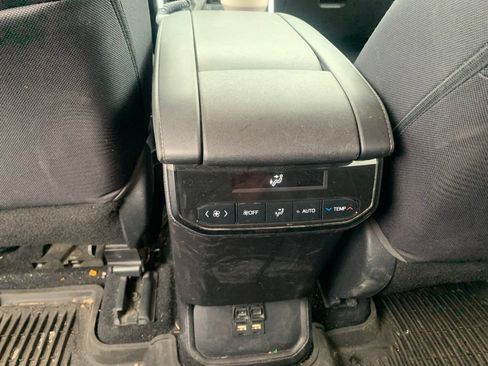 Used 2021 Toyota Highlander LE AWD/4WD image 16