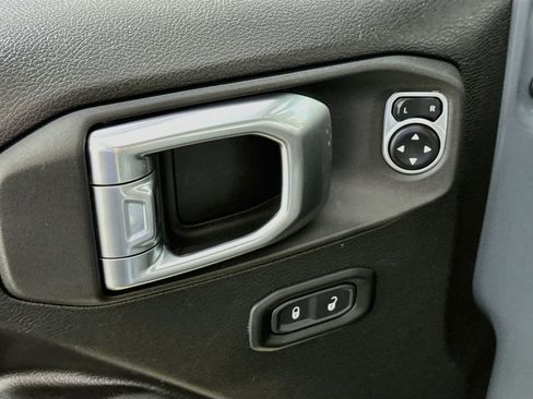 Used 2024 Jeep Wrangler Unlimited w/ Convenience Group AWD/4WD image 19