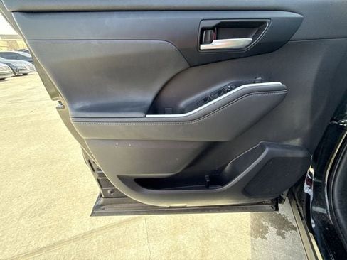 Used 2023 Toyota Highlander XLE image 13