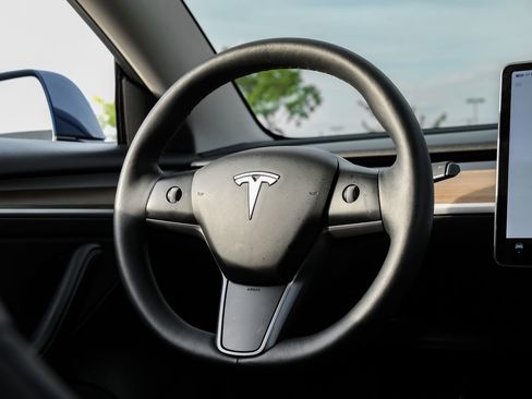Used 2022 Tesla Model 3 Long Range AWD/4WD image 17