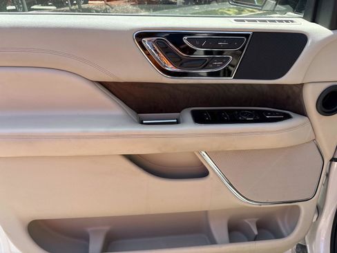 Used 2019 Lincoln Navigator Select w/ Technology Package AWD/4WD image 11
