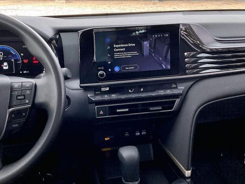 Used 2025 Toyota Camry SE image 5