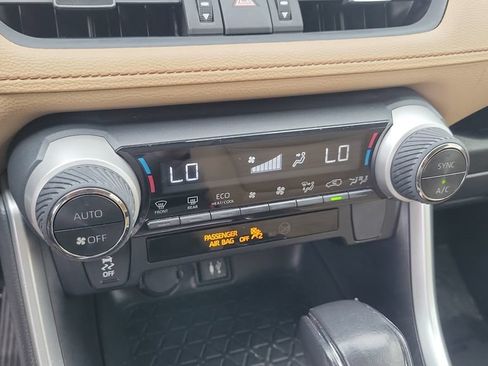 Used 2019 Toyota RAV4 XLE Premium FWD image 15