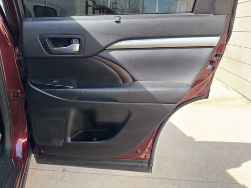 Used 2016 Toyota Highlander XLE image 29