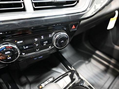 New 2026 Chevrolet Trax ACTIV w/ Sunroof Package FWD image 17