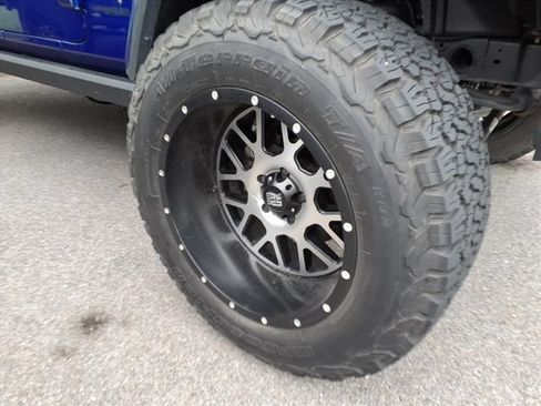 Used 2019 Jeep Wrangler Unlimited Sahara w/ Uconnect 4C Nav & Sound Group AWD/4WD image 4
