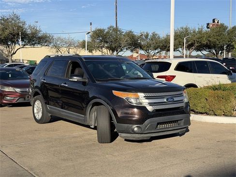Used 2014 Ford Explorer XLT image 3