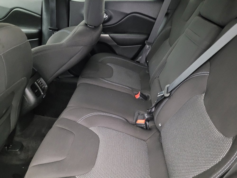 Used 2019 Jeep Cherokee Latitude w/ Popular Appearance Group FWD image 18