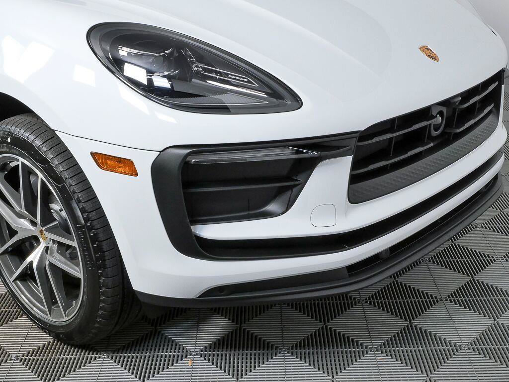Certified 2026 Porsche Macan AWD/4WD image 35