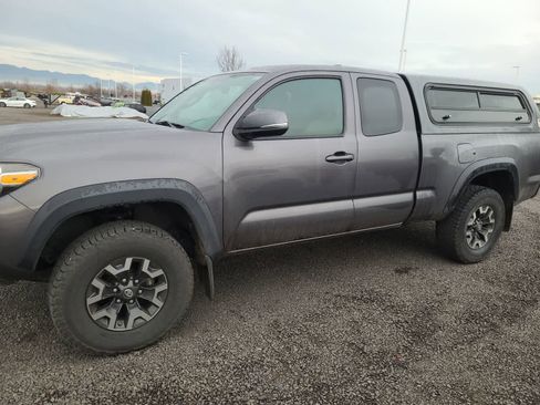 Used 2017 Toyota Tacoma TRD Off-Road image 2