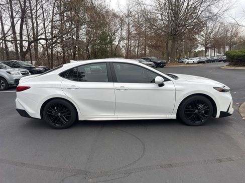 Used 2025 Toyota Camry SE image 17