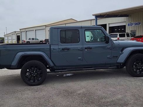 Used 2025 Jeep Gladiator Sport image 8