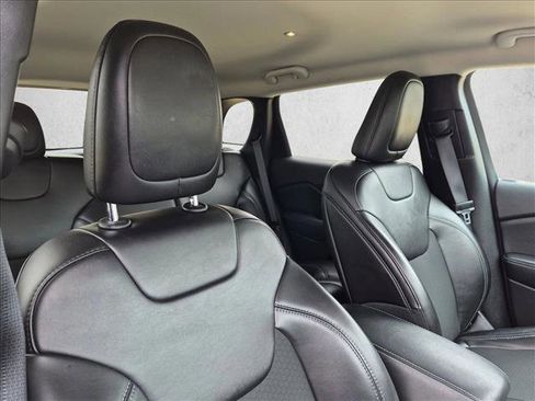 Used 2019 Jeep Cherokee Latitude Plus FWD image 18