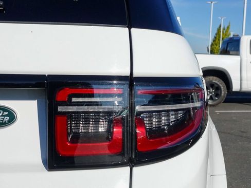 Used 2023 Land Rover Discovery Sport SE image 9