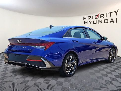 Used 2025 Hyundai Elantra Limited FWD image 4
