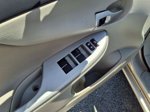 Used 2013 Toyota Corolla LE FWD image 13