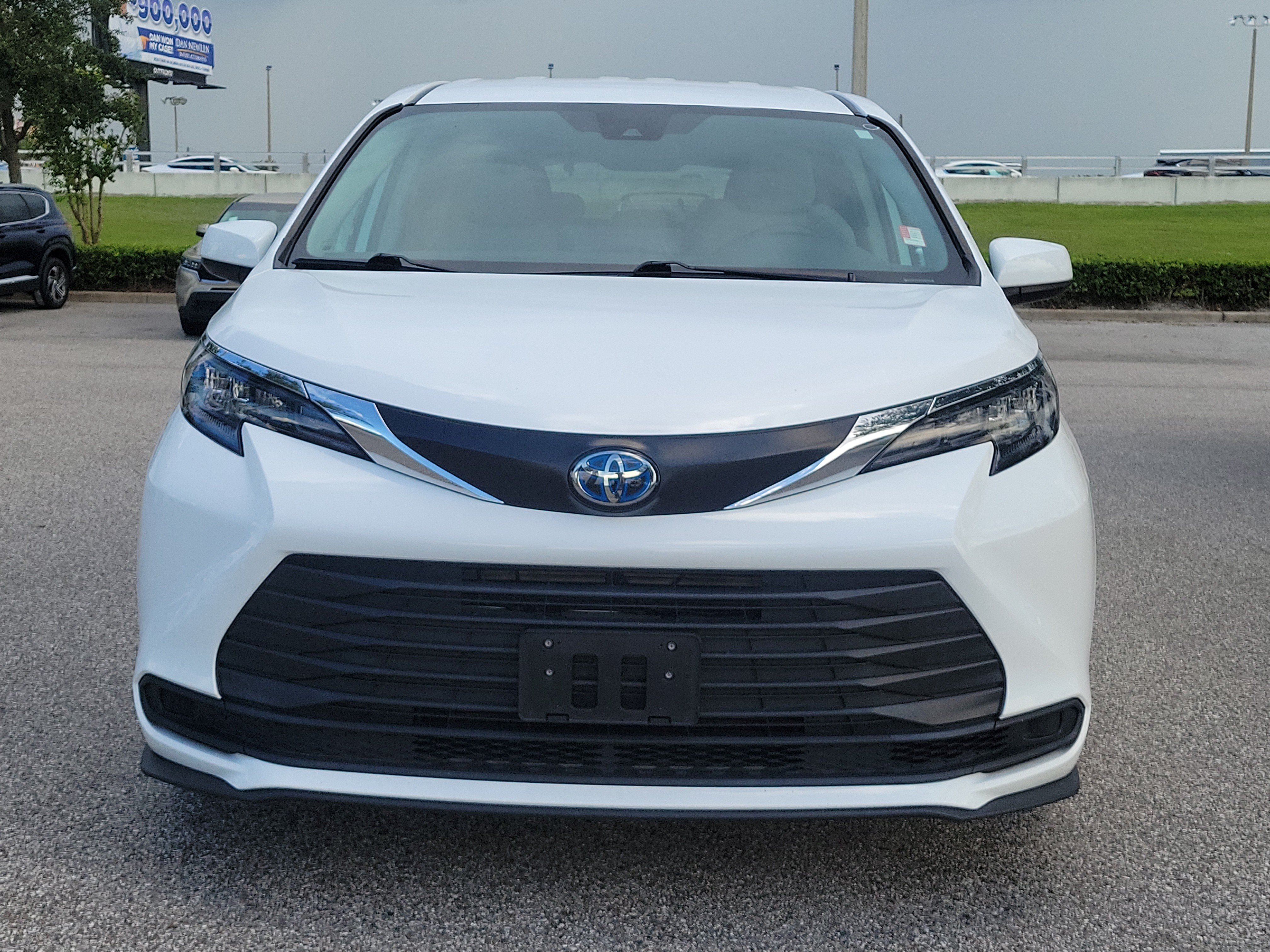 Used 2024 Toyota Sienna LE FWD image 2