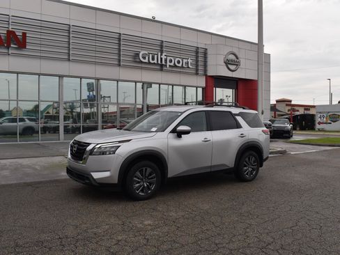 Used 2024 Nissan Pathfinder SV FWD image 2