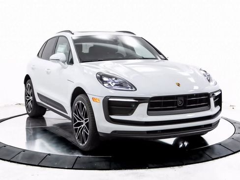Certified 2025 Porsche Macan image 9
