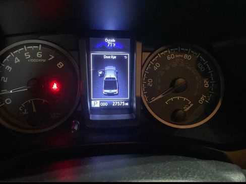 Used 2017 Toyota Tacoma TRD Off-Road image 6