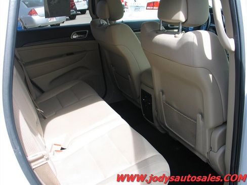 Used 2019 Jeep Grand Cherokee Laredo AWD/4WD image 24