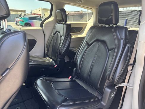 Used 2024 Chrysler Pacifica Touring-L FWD image 27
