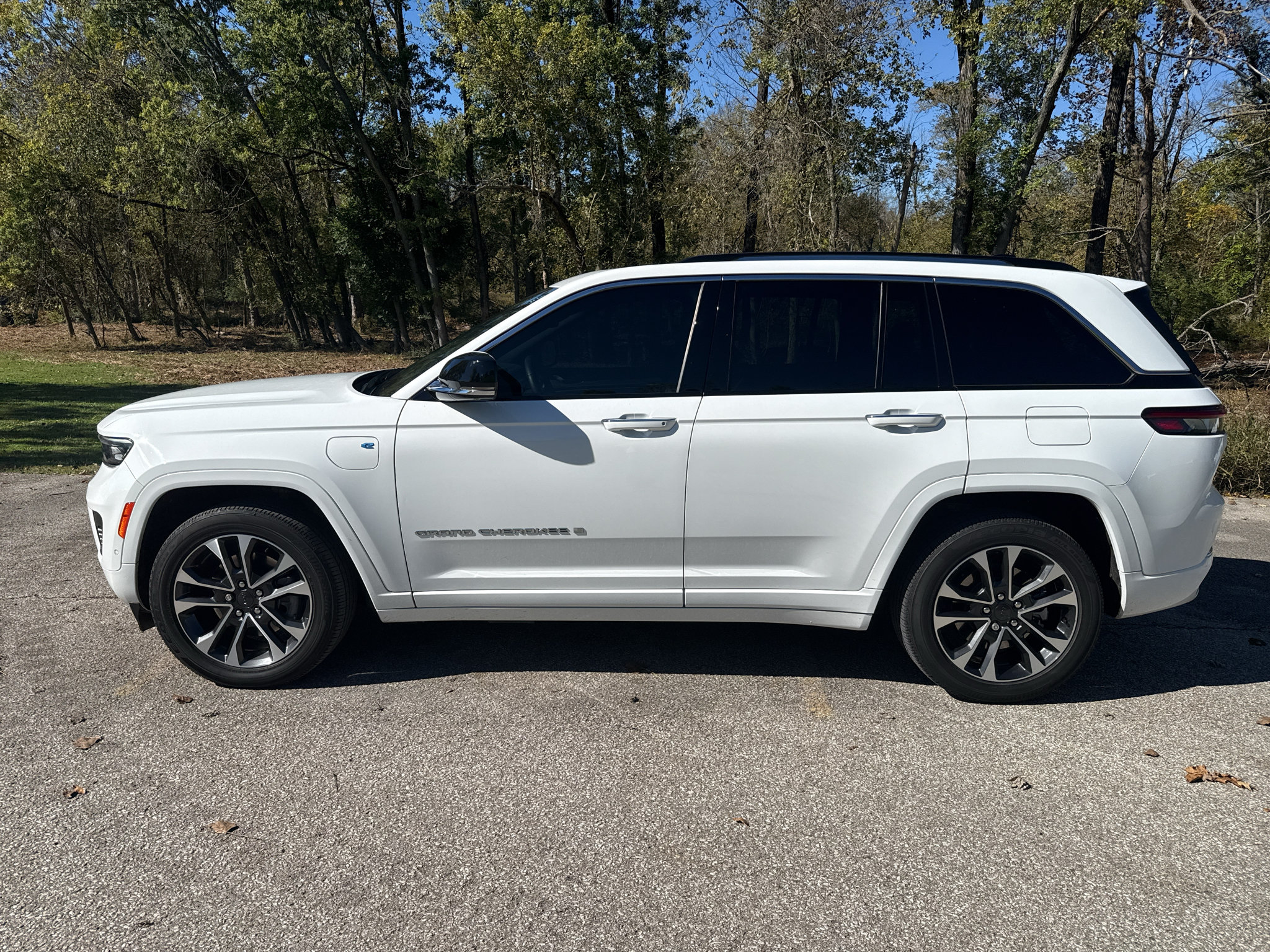 Used 2022 Jeep Grand Cherokee Overland w/ Advanced Protech Group III AWD/4WD image 3