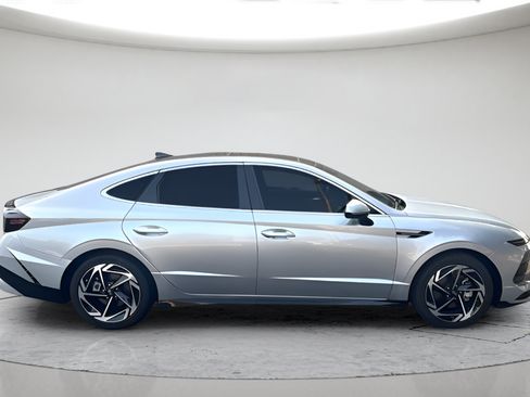 Used 2025 Hyundai Sonata SEL FWD image 2