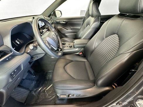Used 2025 Toyota Highlander XSE AWD/4WD image 18