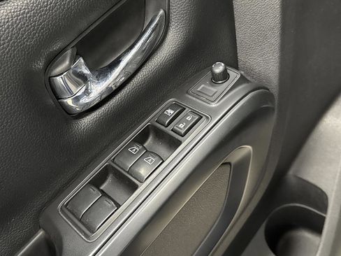 Used 2018 Nissan Titan SV w/ SV Convenience Package image 28