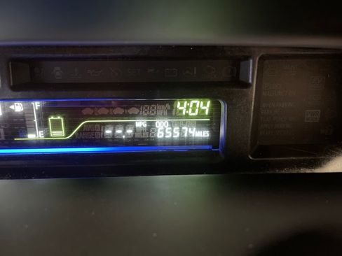 Used 2016 Toyota Prius V Two image 19