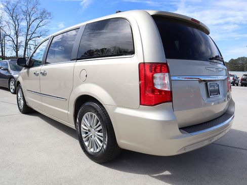Used 2016 Chrysler Town & Country Touring-L w/ Driver Convenience Group FWD image 4