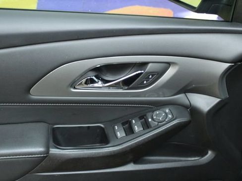 Used 2023 Chevrolet Traverse LT FWD image 11